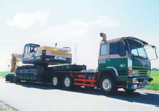 トレーラー[大型建設機械運送]